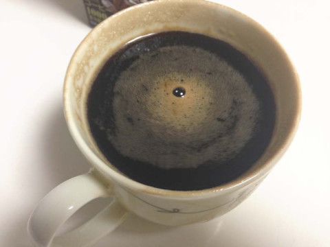 熱くなったゼリーの素に冷たいコーヒーを注いで冷ます